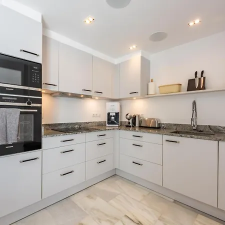 Naranjos Modern 3 Bedroom Penthouse شقة ماربيا