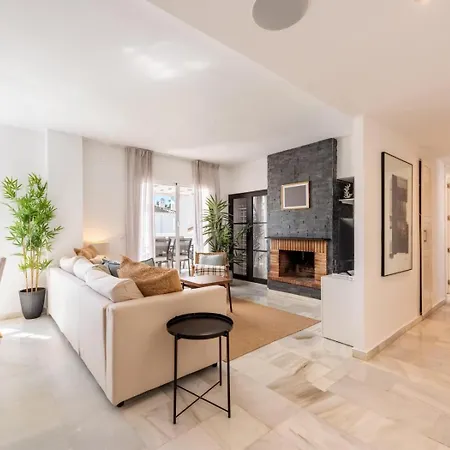 Naranjos Modern 3 Bedroom Penthouse شقة
