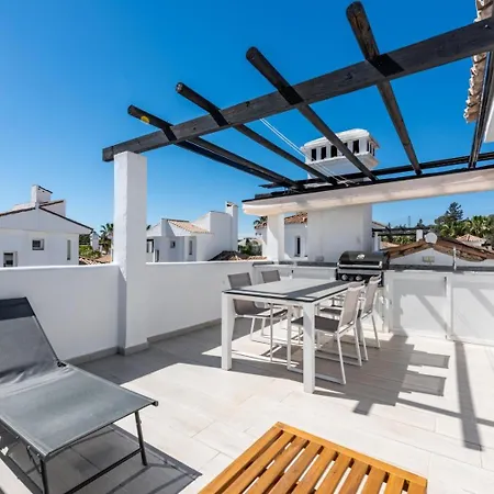 Naranjos Modern 3 Bedroom Penthouse شقة